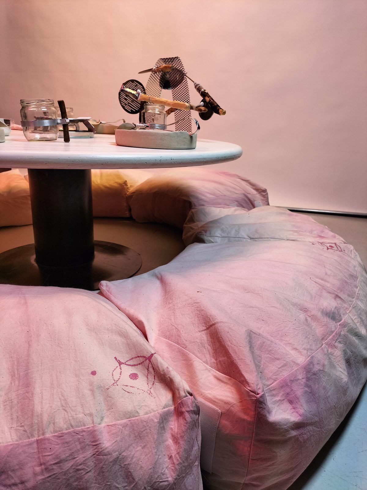 Sitzkissen mit skulpturalem Besteck auf dem Tisch