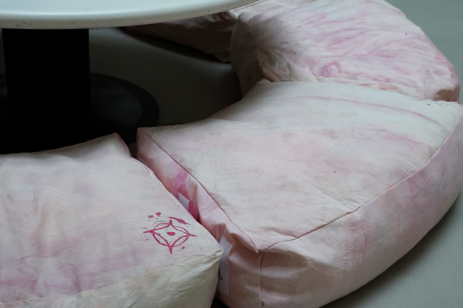Detailaufnahme der rosa gefärbten Sitzkissen mit Stempelmuster
