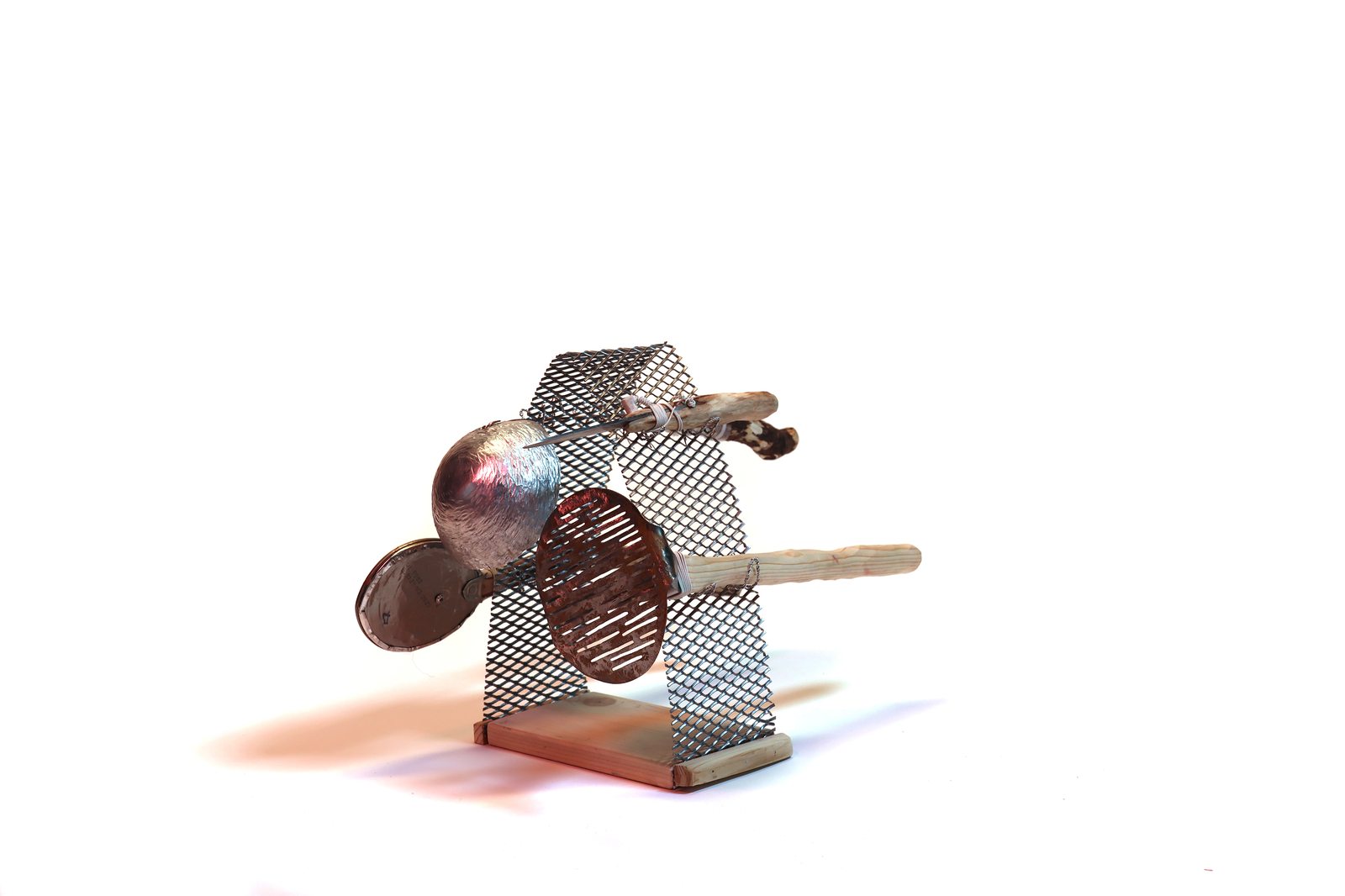 Skulpturales Besteckstück aus Holz, Metallgeflecht und Draht