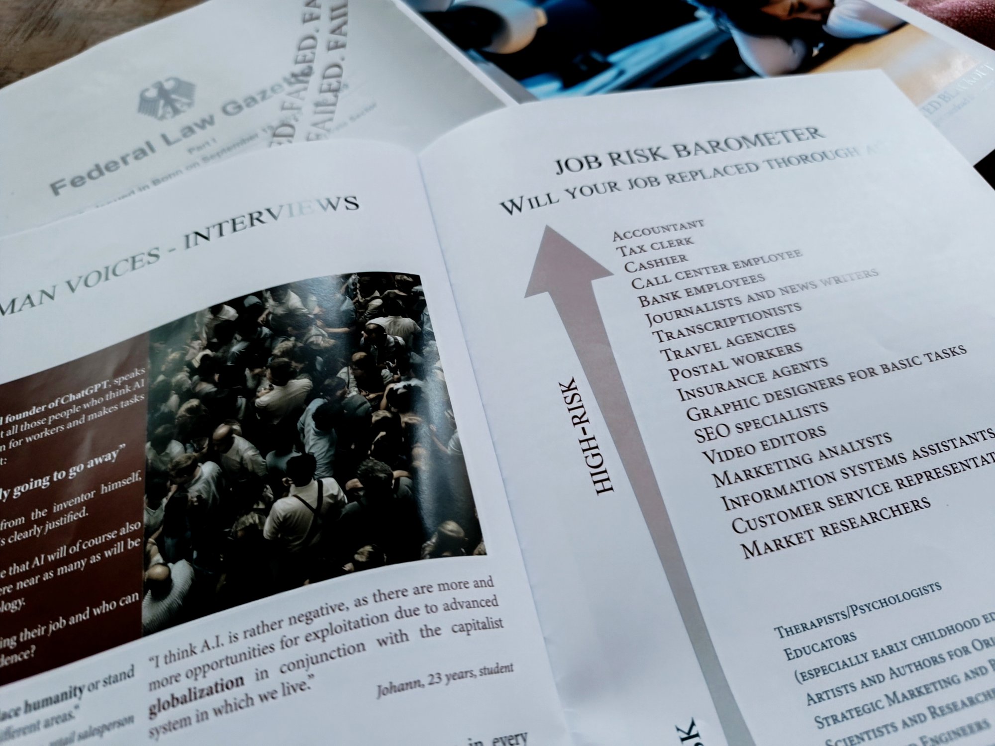 Aufgeschlagenes Magazin mit Job Risk Barometer zu KI und Arbeitsmarkt