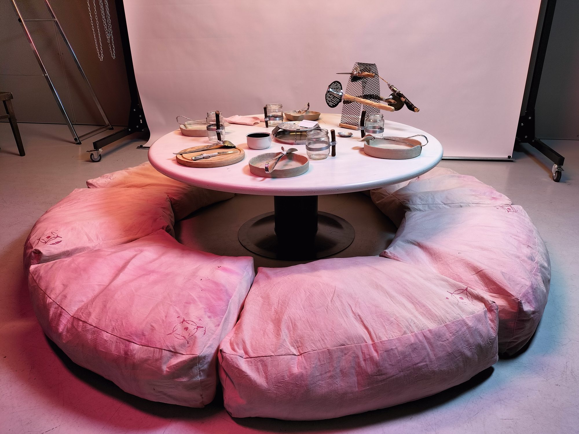 Rundes Tischgedeck mit rosa Sitzkissenlandschaft, gefärbt mit Roter Bete