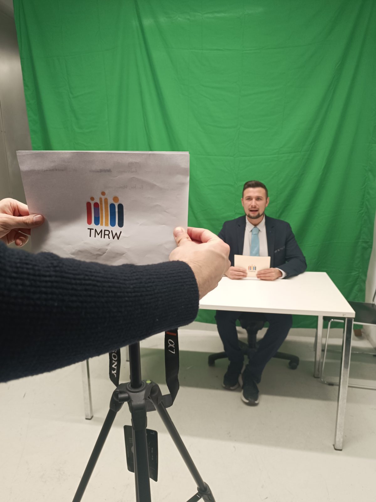Dreh am Greenscreen mit dem TMRW-Logo